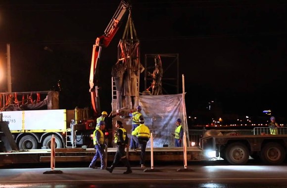 zaliojo-tilto-skulpturu-nukelimo-darbai