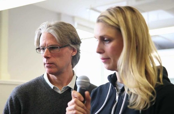 VIDEO kadras: Deividas Ley\'us vibratorius naudoja masažuoti balso stygoms