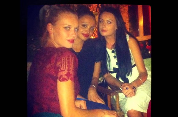 VIDEO kadras:  „Pinup Girls“ – „Išpažintis“.