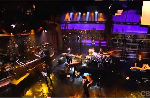 VIDEO kadras: „Depeche Mode“ – „Soothe My Soul“ live on Letterman