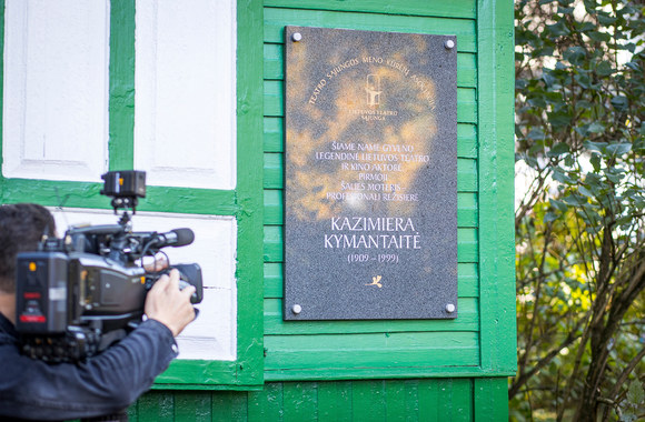 Vilniuje atidengtas aktorei K.Kymantaitei skirtas atminimo ženklas / Roko Lukoševičiaus nuotr.