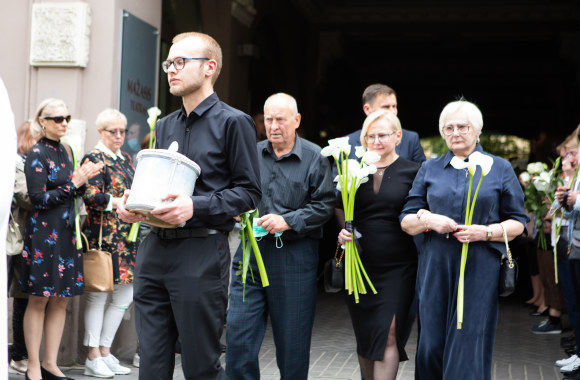 Urna su aktoriaus Gedimino Girdvainio palaikais išnešama iš Vilniaus mažojo teatro/ Irmanto Gelūno „ŽMONĖS Foto“ nuotr. 