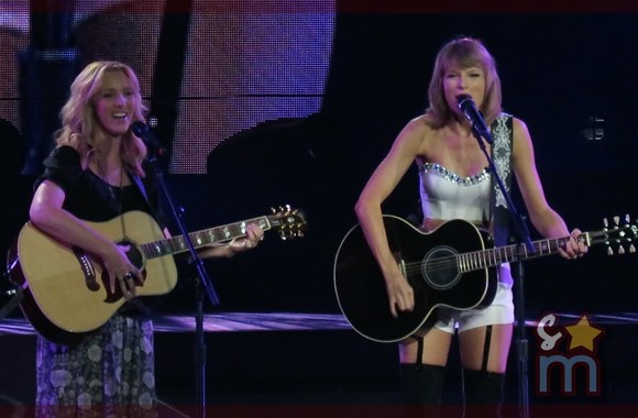taylor-swift-lisa-kudrow-smelly-cat-from-friends-clip-at-staples-center