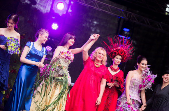 Mindaugo karūnavimo dieną Raudondvario pilies dvarą papuošė 25 tūkstančiai gėlių žiedų