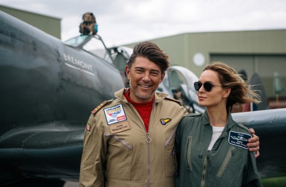 Asta Valentaitė su draugu Glenu Manchesteriu išbandė naikintuvus