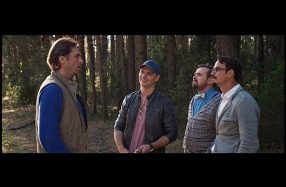 garsus-zmones-apie-komedija-tarp-musu-berniuku