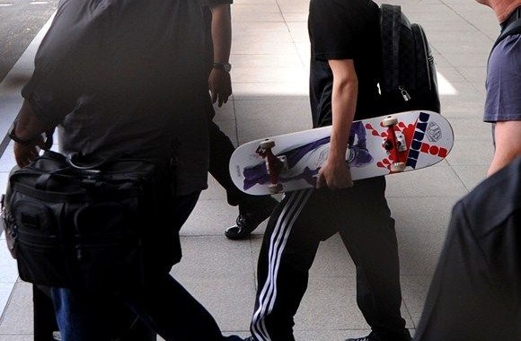 Justinas Bieberis į Filipinus atsivežė savo riedlentę