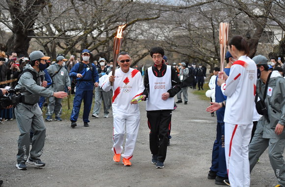 Tokijo olimpinių žaidynių ugnies nešimo estafetės akimirka