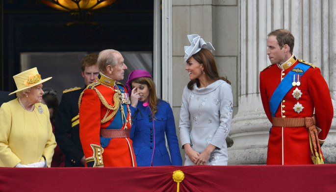 Karalienė Elizabeth II, princas Philipas ir princas Williamas 2012 m. / „Scanpix“ nuotr.