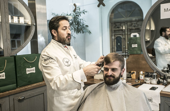 Vyrų barzdų ir šukuosenų pristatymo akimirkos