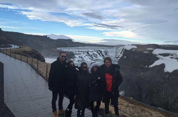 Kourtney Kardashian (centre) su draugais Islandijoje