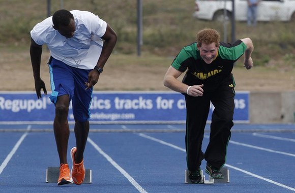 Jamaikoje princas Harry lenktyniavo atletu Usainu Boltu.
