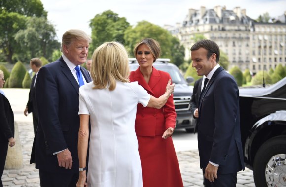 Melania ir Donaldas Trumpai susitiko su Brigitte ir Emanueliu Macronais Bastilijos paėmimo dienos proga Paryžiuje
