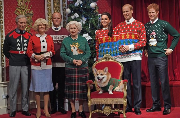 „Madame Tussauds“ muziejus britų karališkąją šeimą aprengė kalėdiniais megztiniais
