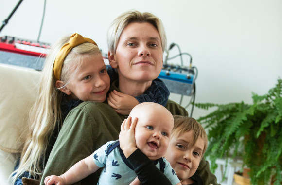 Monika Juškevičiūtė su vaikais Pranu, Upe ir Liuka / Gretos Skaraitienės / „ŽMONĖS Foto“ nuotr.