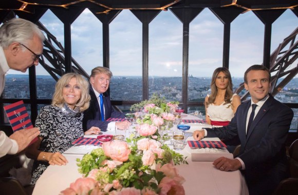 Prancūzijos prezidentas Emmanuelis Macronas su žmona Brigitte Macron ir JAV prezidentas Donaldas Trumpas su žmona Melania Trump