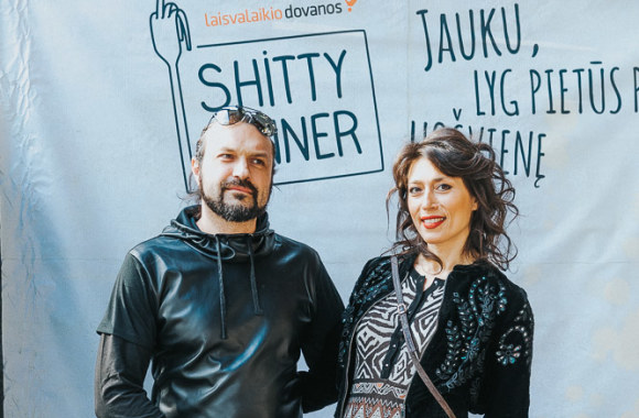 Vakarienės „Shitty Dinner“ akimirka/ Mato Dauginio nuotr.