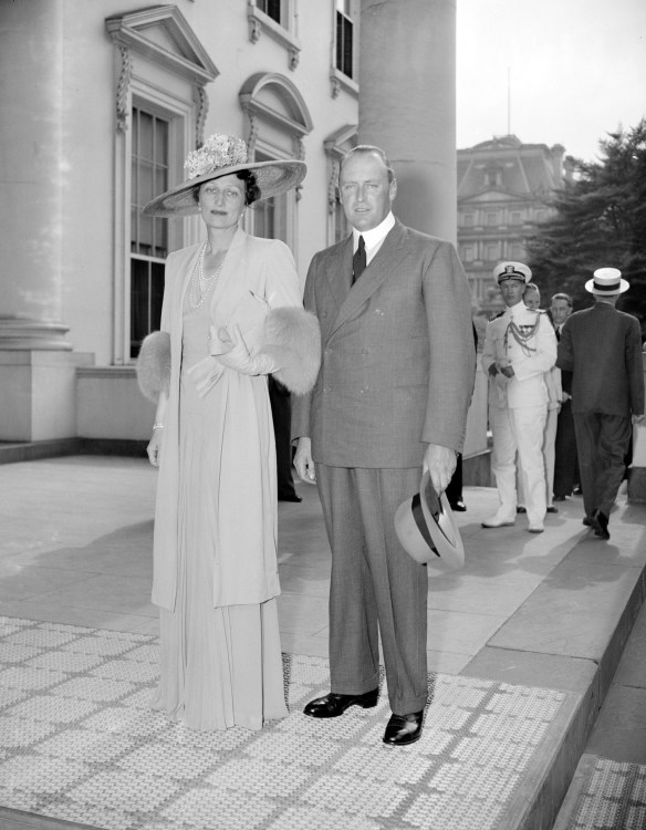 Norvegijos karališkoji pora princas Olafas ir princesė Märtha, 1939 m. prie Baltųjų rūmų Vašingtone / Vida Press nuotr.