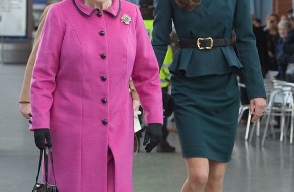 Karalienė Elizabeth II ir Kembridžo kunigaikštienė Catherine