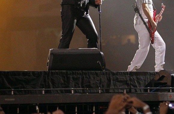 Bono (kairėje) ir Adamas Claytonas ant scenos