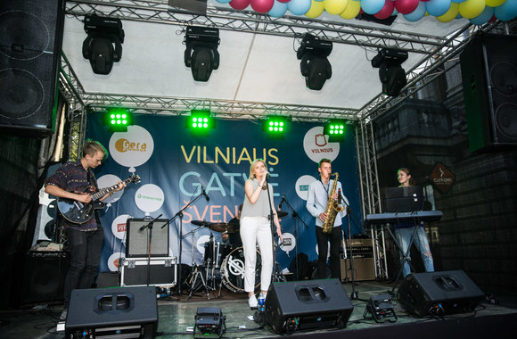 Atsinaujinusioje Vilniaus gatvėje rodyti magiški triukai, vyko koncertai