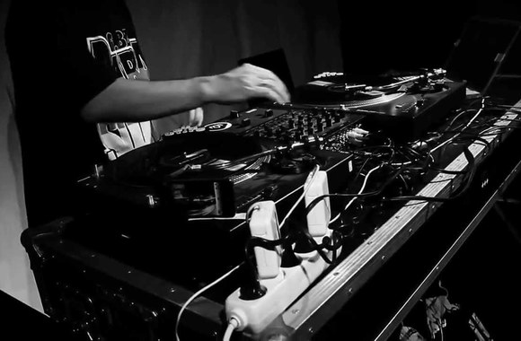 VIDEO kadras: DJ Mamania ir Joshas McClungas – YOKO MONO