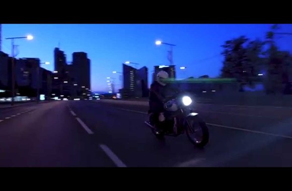 vaidas-baumila-ant-masinos-stogo-teaser