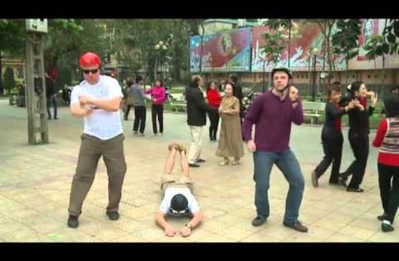 VIDEO kadras: Martyno Starkaus ir Vytaro Radzevičiaus „Harlem shake“ šokis Hanojuje