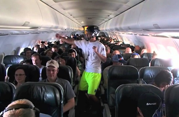 VIDEO kadras: „Harlem Shake“ šokis skrendančiame lėktuve