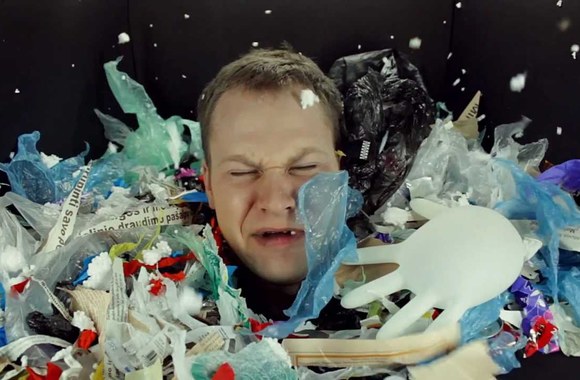 VIDEO kadras: MC Mesijus dainos „Nelieskit mėlynojo gaublio“ klipas