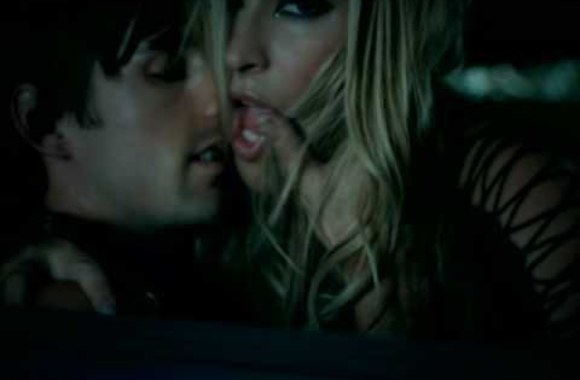 VIDEO kadras: Anastacia - Left Outside Alone