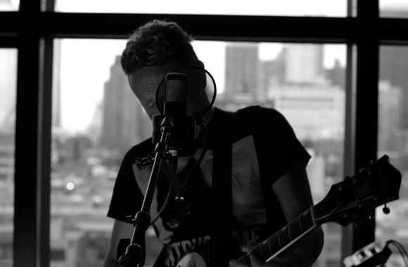 VIDEO kadras: Studijoje gyvai atlikta „Depeche Mode“ kūrinio „Heaven“ versija