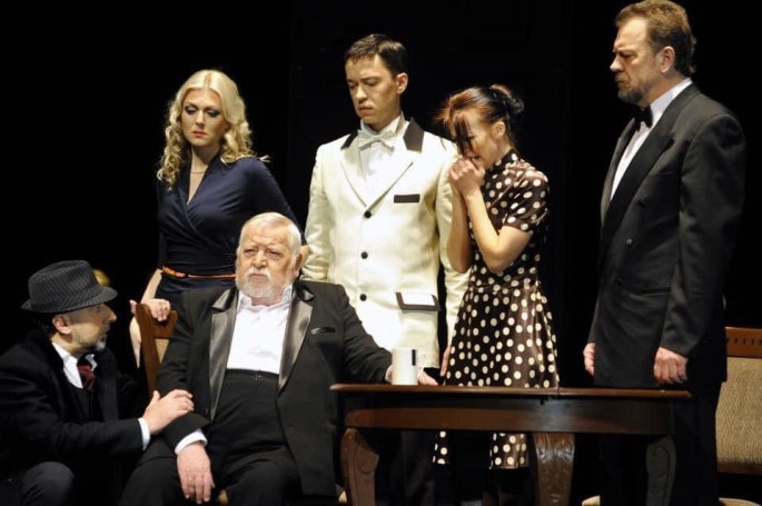 Akimirka iš spektaklio „Viskuo kaltas teatras“, kurį Povilas Gaidys ne tik režisavo, bet jame ir vaidino su savo studentais. (2013 m.)