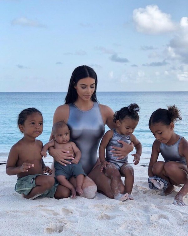 Kim Kardashian su vaikais/ Socialinių tinklų nuotr.