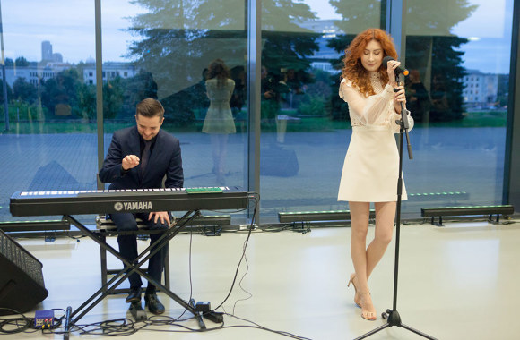 Nacionalinėje dailės galerijoje skambėjo eilėraščiai – Indrė Valantinaitė pristatė poezijos knygą „Trumpametražiai“