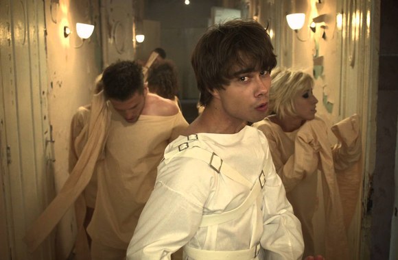 VIDEO kadras: Aleksandro rybako daina „Leave Me Alone“