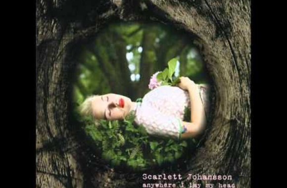 VIDEO kadras: Scarlett Johansson daina „Anywhere I Lay My Head“