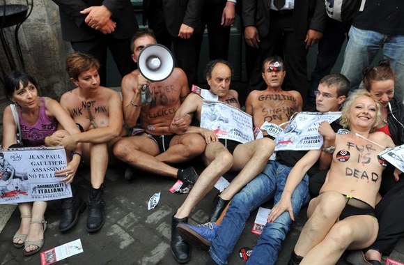 Protestas prieš dizainerį Jeaną Paulą Gaultier