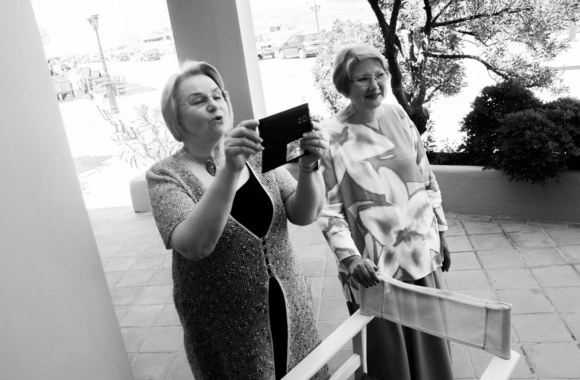 Asmik Grigorian su vyru Vasilijumi Barchatovu Graikijoje pakrikštijo savo dukrą Lėją