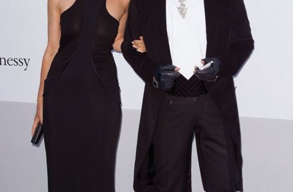 „Vogue Paris“ vyr. redaktorė Carine Roitfeld (su mados korifėjumi Karlu Lagerfeldu)  ir „Givenchy“ suknelė