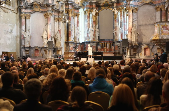 Baigiamasis akcijos „Nusiskusiu plaukus dėl sergančių vaikų“ koncertas
