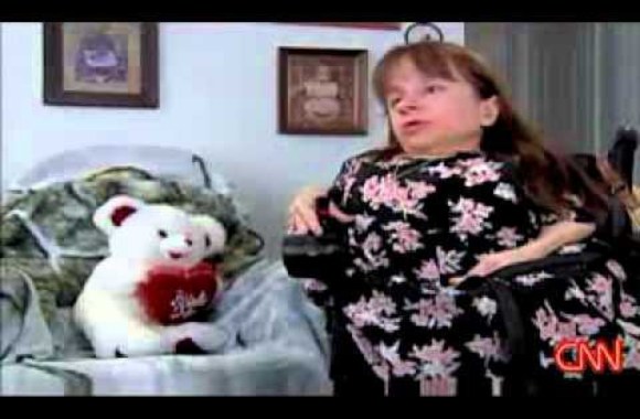 VIDEO kadras: Mažiausia pasaulio mamytė Stacey Herald