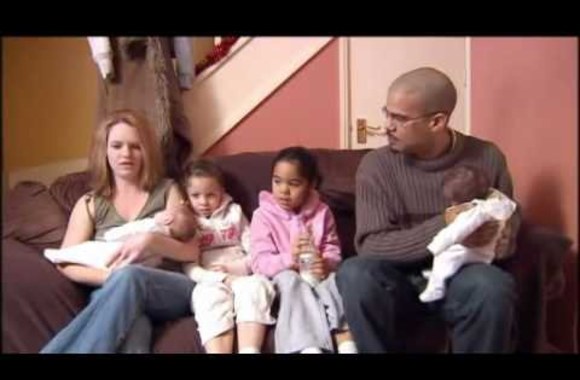 VIDEO kadras: Skirtingų odos spalvų dvynukės