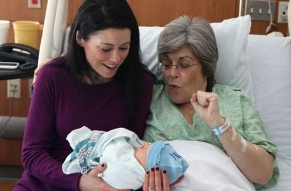 VIDEO kadras: Močiutė pagimdo anūką