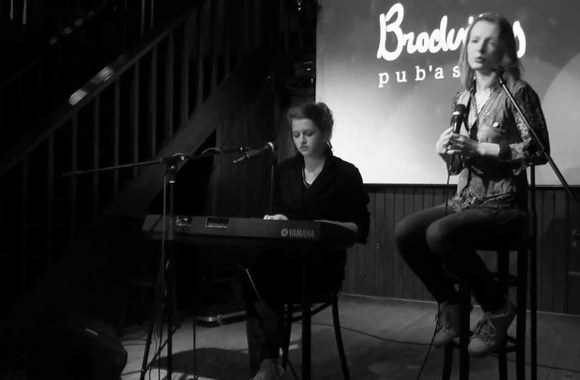 VIDEO kadras: „Shamanna Bug“ daina „Walking On the Rainbow“