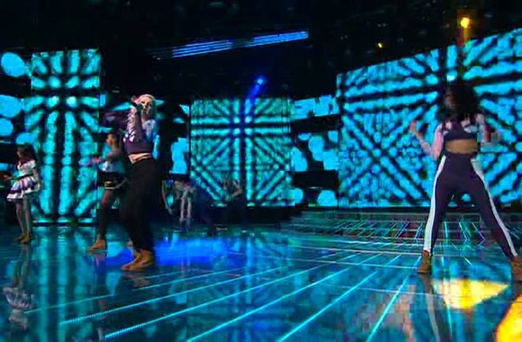 VIDEO kadras: „Little Mix“ atlieka dainą „Wings“