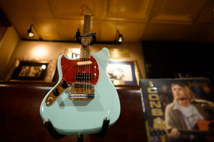 Kurto Cobaino vilkėtas megztinis ir gitara buvo parduoti aukcione / „Scanpix“ nuotr.