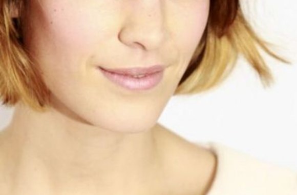 Alexa Chung, šiuolaikinė stiliaus ikona, kuriai tinka viskas. Netgi atsainiai praskirti kirpčiukai.