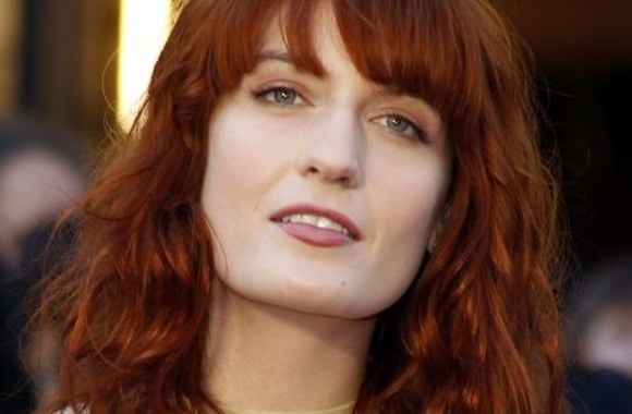Florence Welch kirpčiukai banguoti, lengvi ir gražiai dera prie pasirinktos šukuosenos.