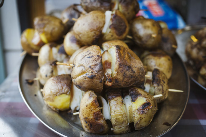 Lauže keptos bulvės su lašinukais / 123RF.com nuotr.